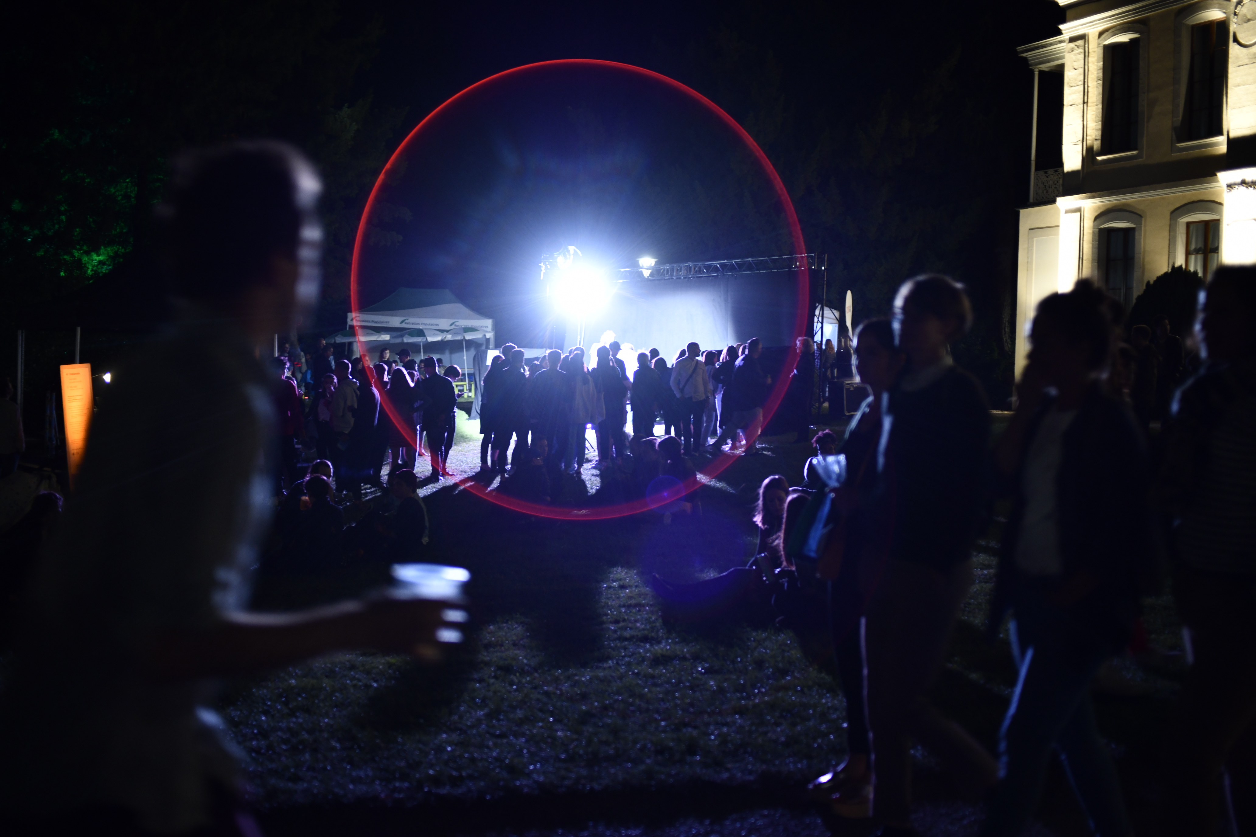 Les amateurs d'art noctambules étaient nombreux dans les jardins de l'Elysée